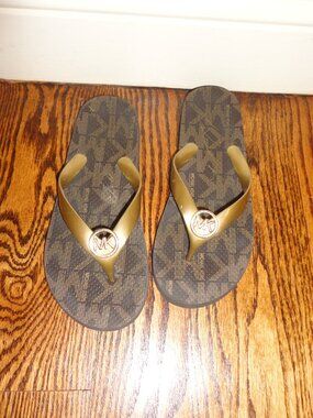 MICHAEL KORS Eva Brown & Gold Thong Slip On Flip Flops Size 6